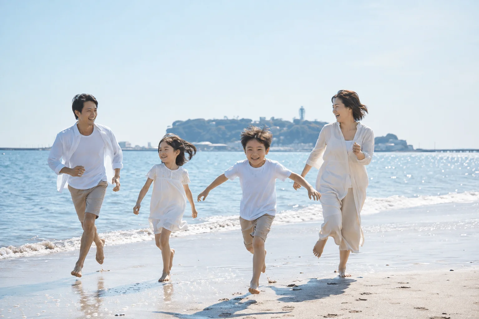 海辺で遊ぶ家族